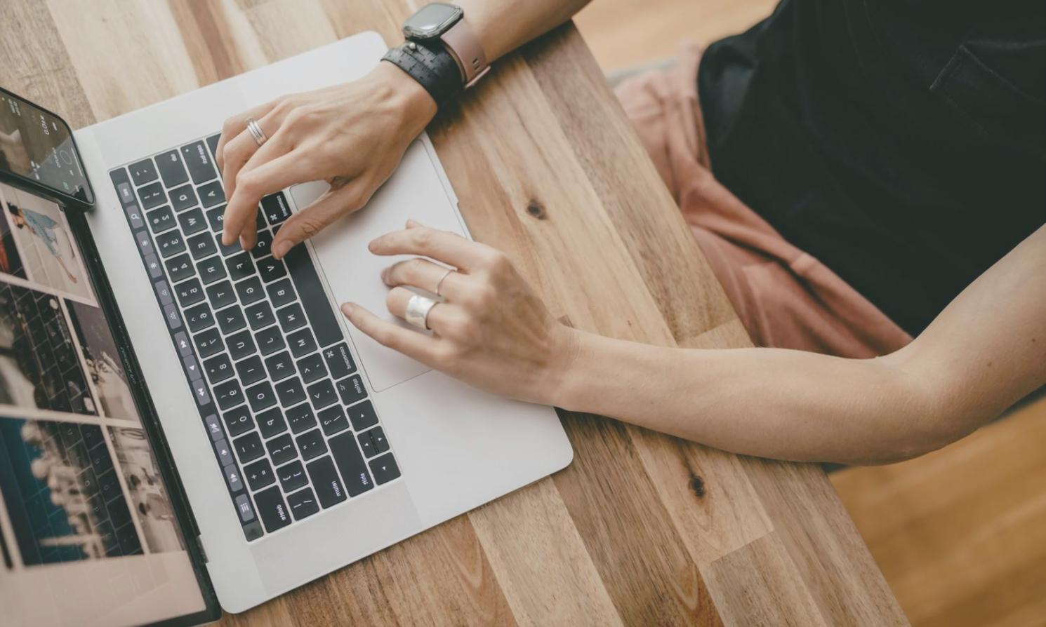 Espace d'apprentissage moderne avec ordinateurs et documents financiers